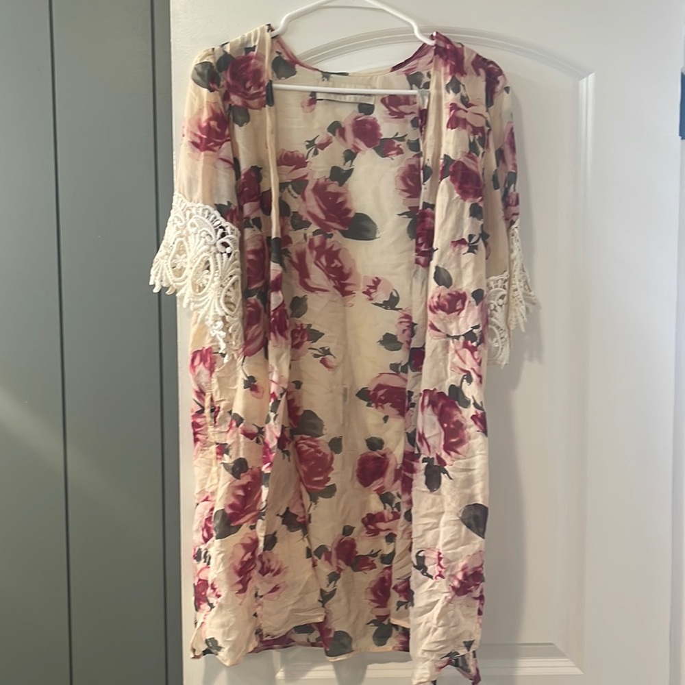 Stone Cold Fox Floral Robe with Lace - Picture 2 of 2